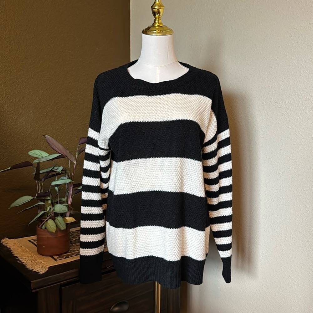Zenana Outfitters Black and White Crew Neck Sweater